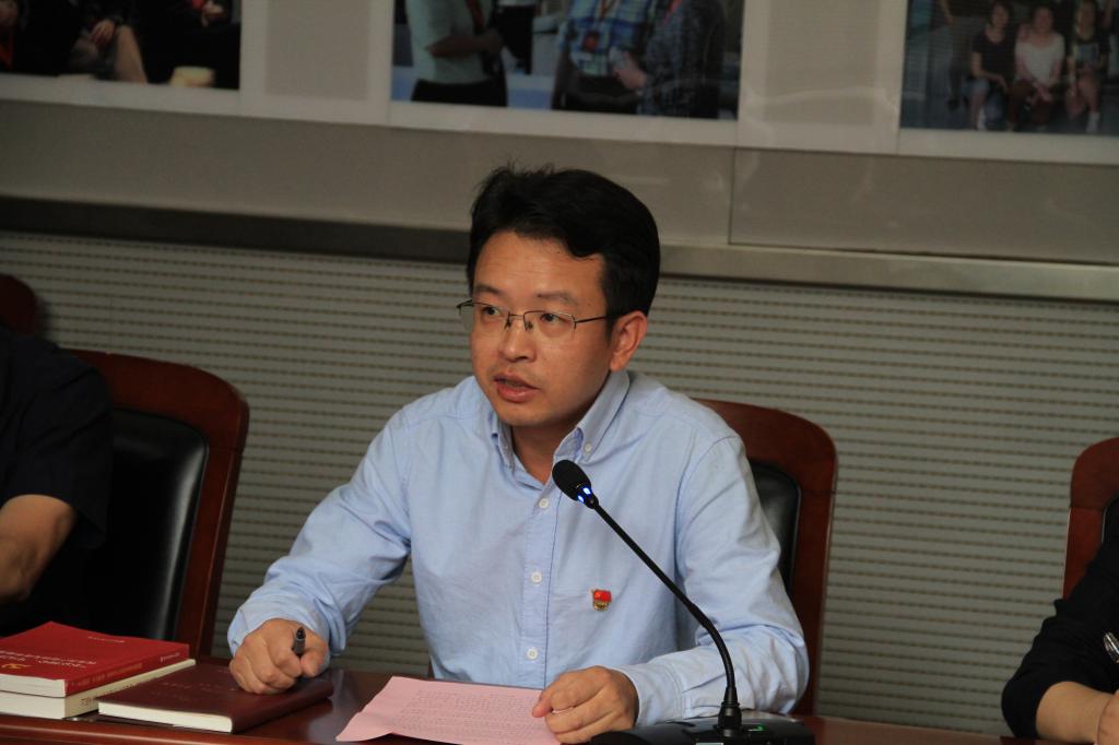 李兆丰同志主持